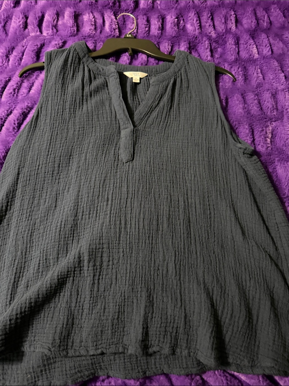 Time and Tru Black Sleeveless Gauze V-Notch Tank Top